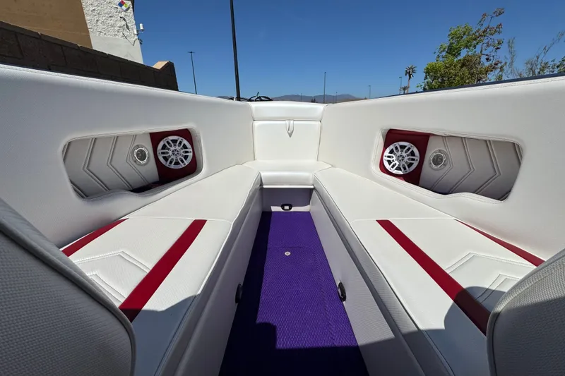 Slide: The Image of Interior of a 2005 Ultimate Warlock 25 World Class boat with white and red seating. - 11