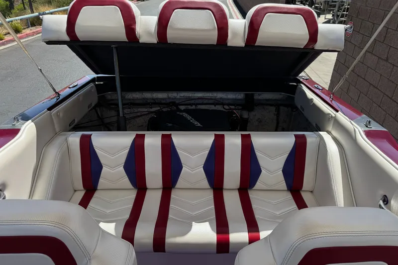 Slide: The Image of Interior of 2005 Ultimate Warlock 25 World Class boat with red, white, and blue seating. - 17