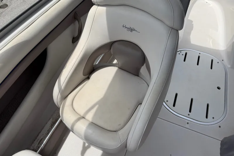 Slide: The Image of 2003 Four Winns 190 Horizon boat seat with white upholstery and Horizon logo. - 13