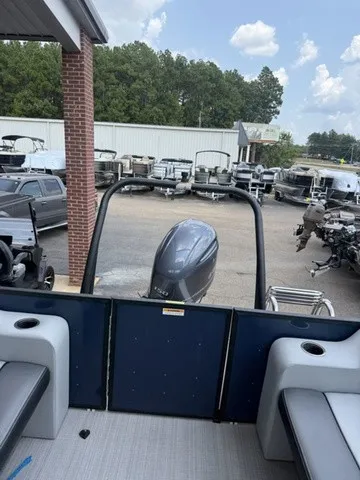 Slide: The Image of The image shows the rear of a Veranda Vista View 22RC boat with an outboard motor. - 16