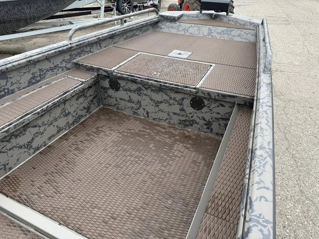 Slide: The Image of The image shows a GATOR-TAIL GB 1750 Mid Savage boat with a textured, non-slip surface. - 5