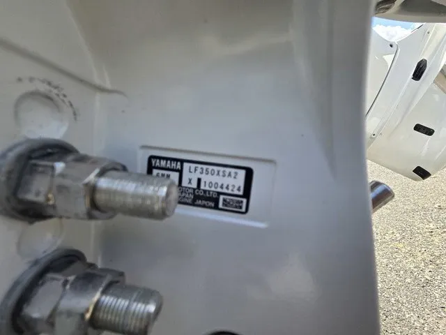 Slide: The Image of Sea Hunt Ultra 305SE 2027 - 4