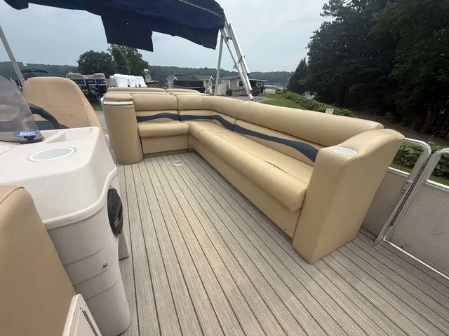 Slide: The Image of The image shows the deck of a 2002 Harris Sunliner 220 with beige seating. - 3
