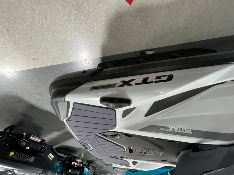 Slide: The Image of Sea-Doo GTX Limited 325 2026 - 9