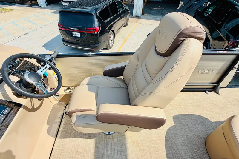 Slide: The Image of Captain's chair and steering wheel on 2019 Harris Sunliner 230 pontoon boat. - 17