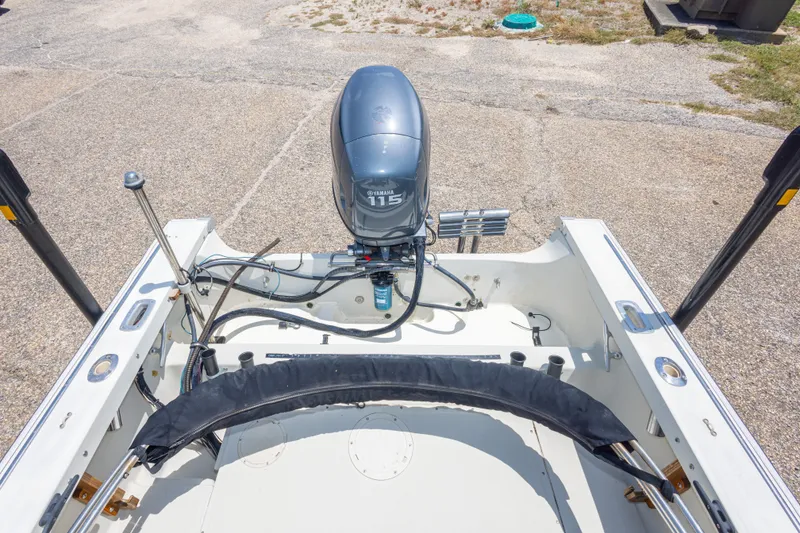 Slide: The Image of 1986 Boston Whaler 18 Outrage boat with Yamaha 115 outboard motor. - 30