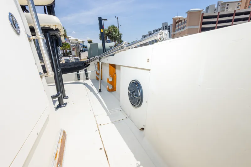 Slide: The Image of 1986 Boston Whaler 18 Outrage boat interior, showcasing seating and deck details. - 33