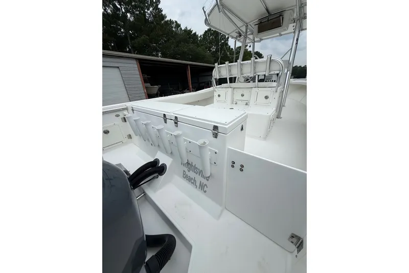 Slide: The Image of 2006 Southport 26 Center Console boat with spacious deck and storage compartments. - 10