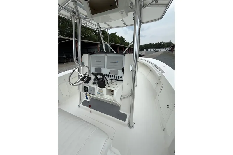 Slide: The Image of 2006 Southport 26 Center Console boat interior with Garmin navigation system and steering wheel. - 18