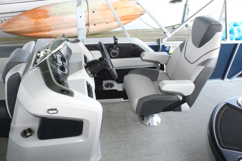 Slide: The Image of The image shows the helm of a 2024 Avalon LSZ RF 2585 with a comfortable captain's chair. - 10