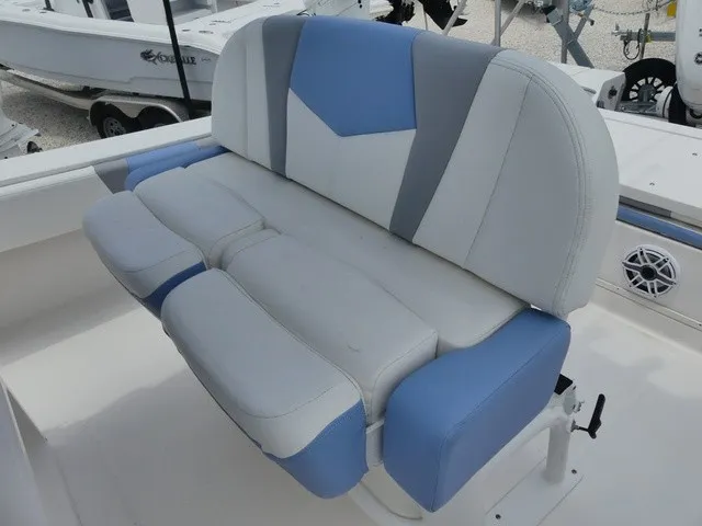 Slide: The Image of Robalo 266 Cayman SD 2023 - 13