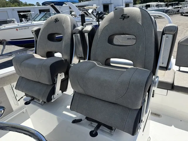 Slide: The Image of Sea Pro 245 FLX Center 2024 - 13
