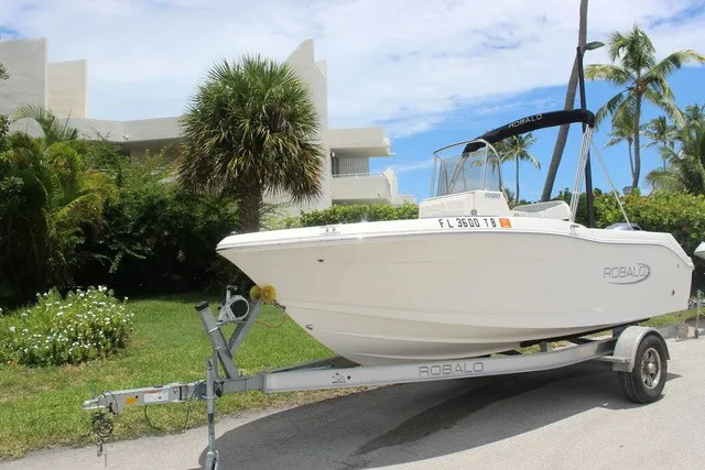 The Image of Robalo R180 Center Console 2021 - 1