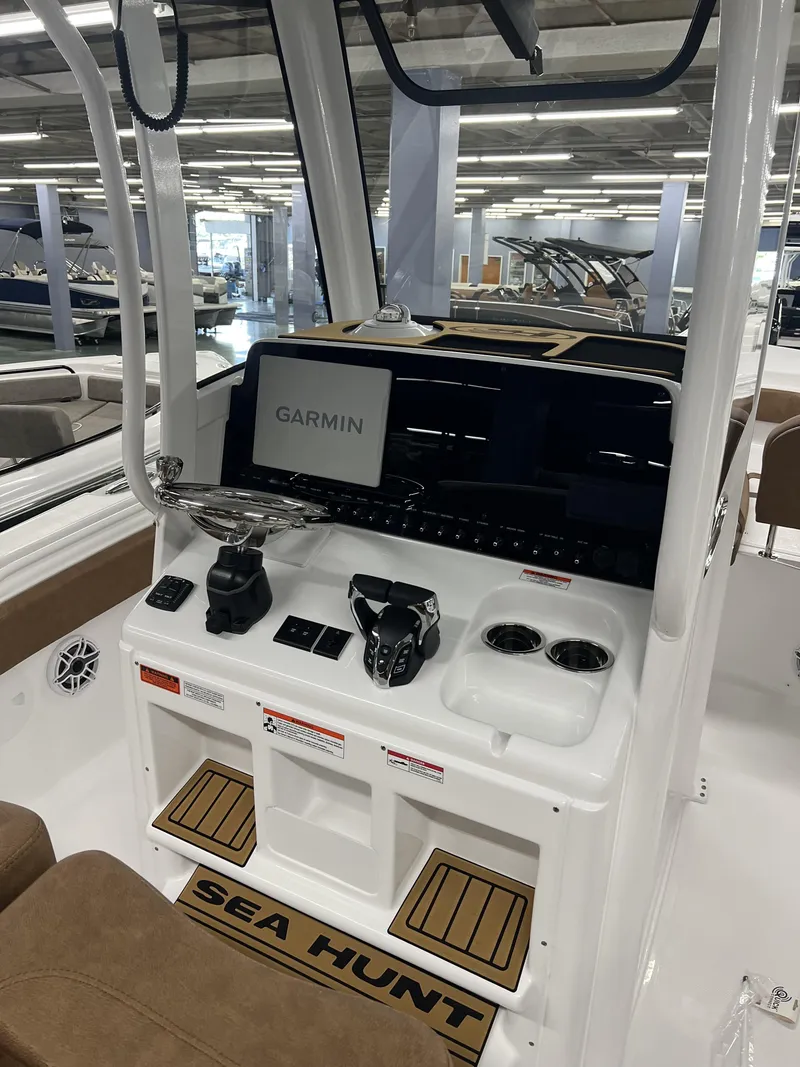 Slide: The Image of The cockpit of the Sea Hunt Ultra 265 SE features a modern helm with Garmin navigation. - 15