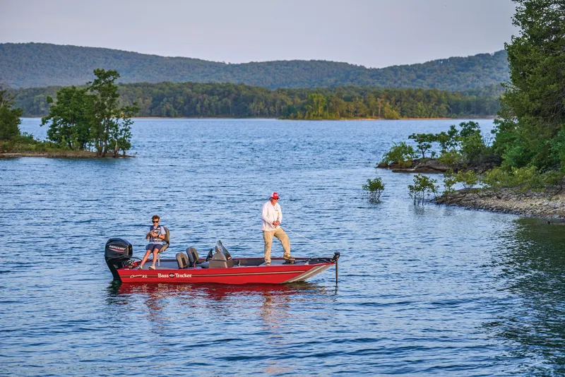 Slide: The Image of Tracker Bass Tracker Classic XL 2026 - 60