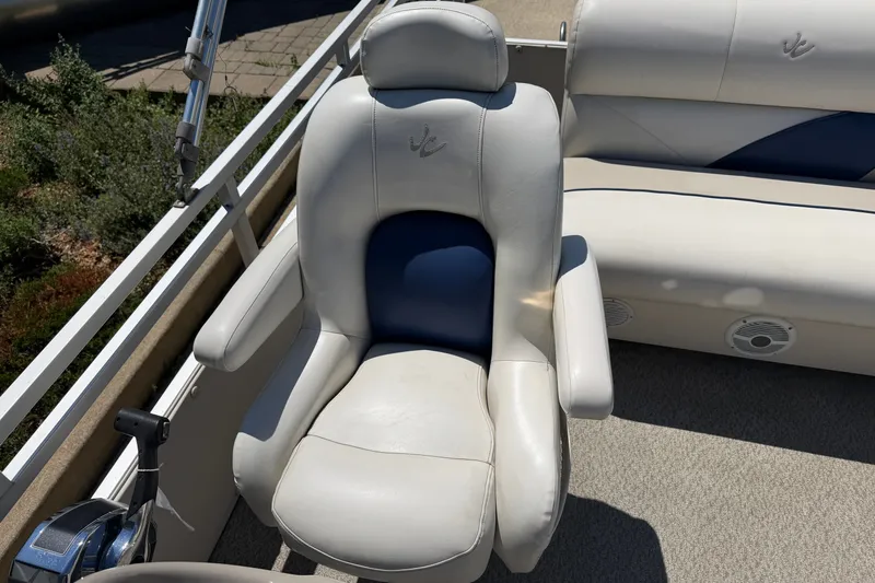 Slide: The Image of Captain's chair on a 2005 JC 21 NEPTOON TT pontoon boat, featuring white and blue upholstery. - 12