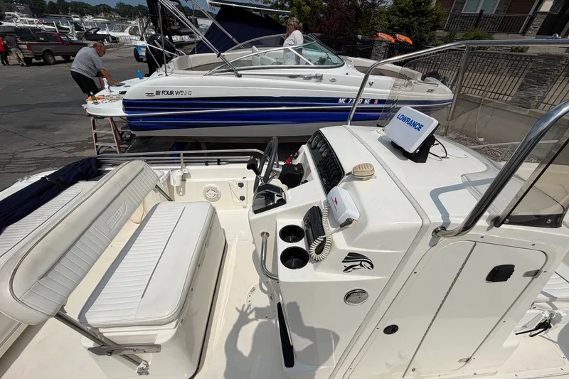 Slide: The Image of Boston Whaler 22 Dauntless 2000 model, featuring a clean cockpit and navigation equipment. - 8