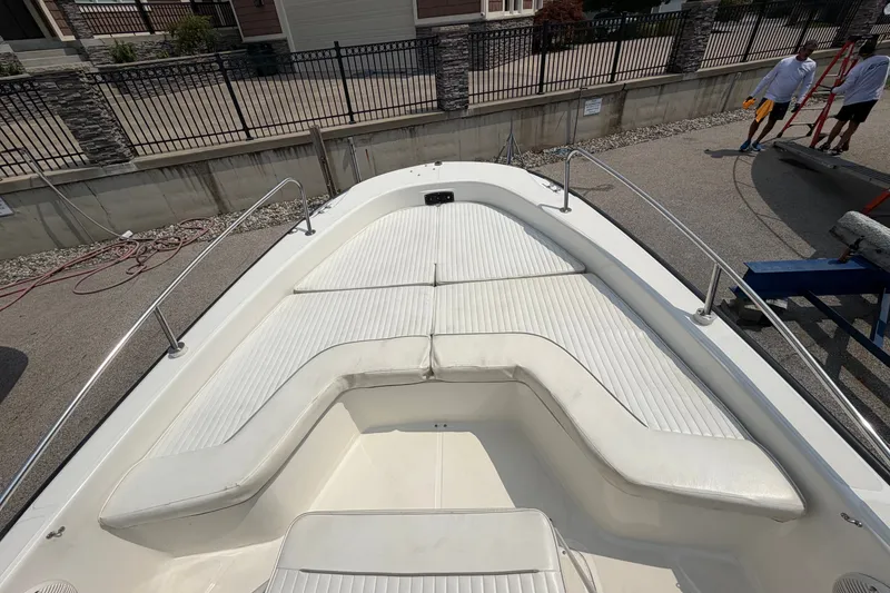 Slide: The Image of 2000 Boston Whaler 22 Dauntless boat with white cushioned seating and stainless steel railings. - 13