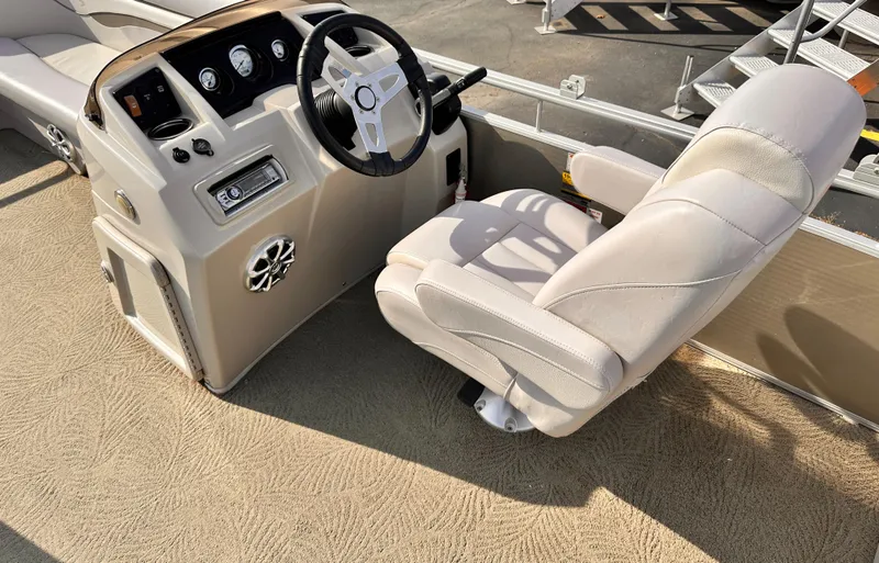 Slide: The Image of 2015 Bennington S24 boat helm with steering wheel and captain's chair. - 12