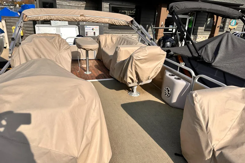 Slide: The Image of 2015 Bennington S24 pontoon boat with covered seating and deck. - 22