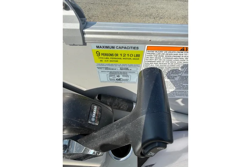 Slide: The Image of 2024 Sylvan Mirage 820 LZ boat capacity label, showing limits and Yamaha throttle control. - 15