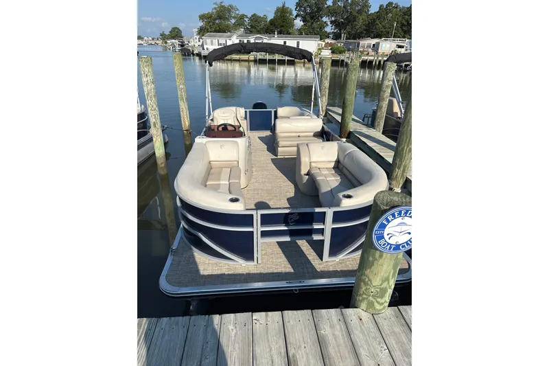 The Image of 2023 Cypress Cay Seabreeze 232 pontoon boat docked at marina. - 0