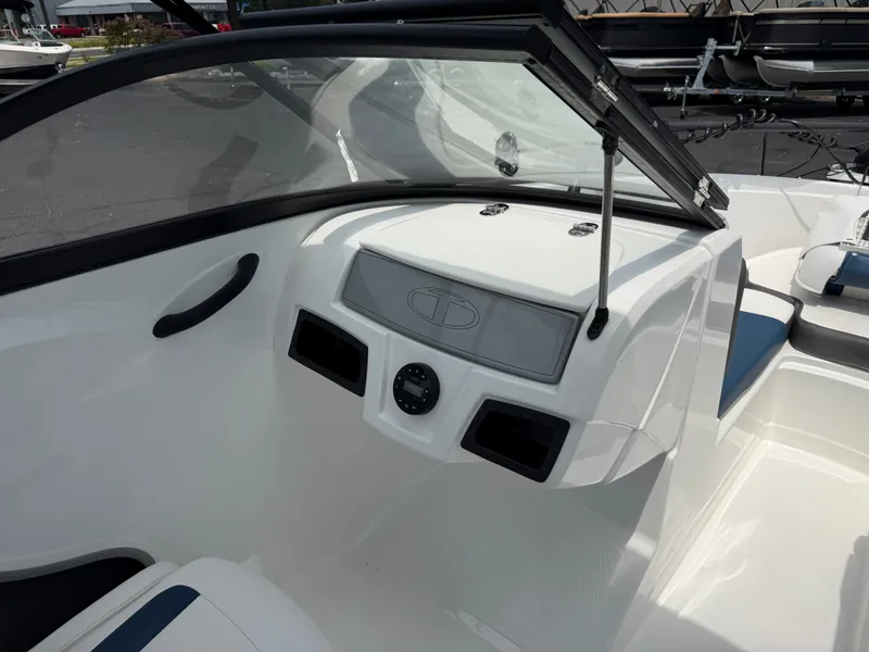 Slide: The Image of Tahoe 185 S 2022 - 16