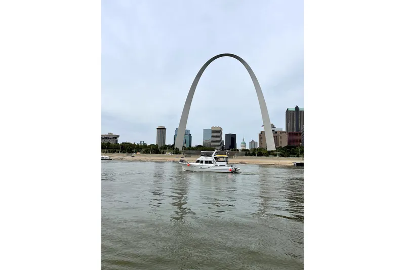 Slide: The Image of Boat on river with St. Louis Gateway Arch in background, 1985 Jefferson model. - 93