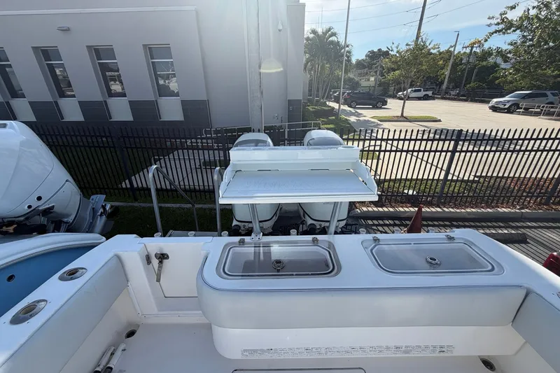 Slide: The Image of 2007 Contender 33 Tournament boat with dual engines and fishing station. - 9
