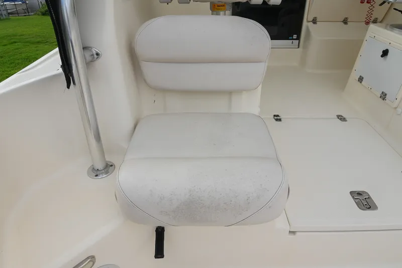 Slide: The Image of White seat on 2007 Pursuit OS 285 Offshore boat, featuring clean design and sturdy construction. - 18