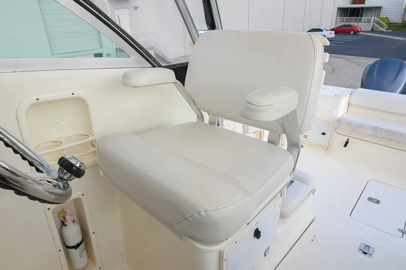 Slide: The Image of Captain's chair on a 2007 Pursuit OS 285 Offshore boat, featuring a sleek design. - 29