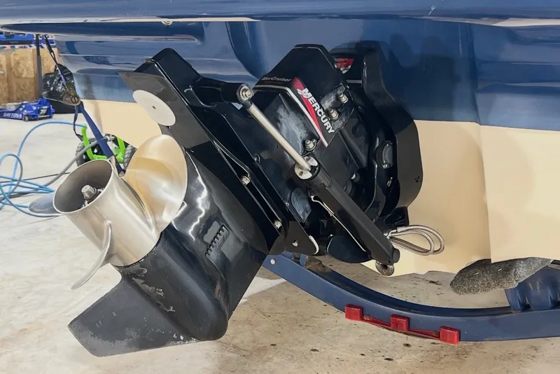 Slide: The Image of 2004 Sea Ray 200 Select boat with Mercury outboard motor and stainless steel propeller. - 18