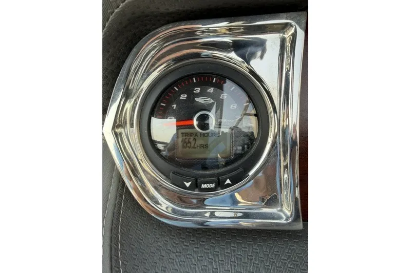Slide: The Image of Gauge display of 2015 Chaparral 257 SSX showing 153.2 trip hours. - 15
