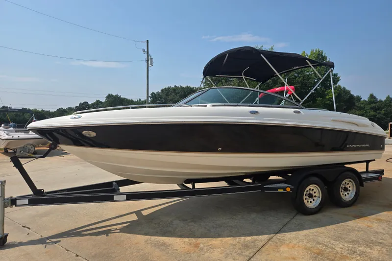 The Image of 2006 Chaparral 220 SSi boat on trailer, black and white exterior, sunny day. - 1