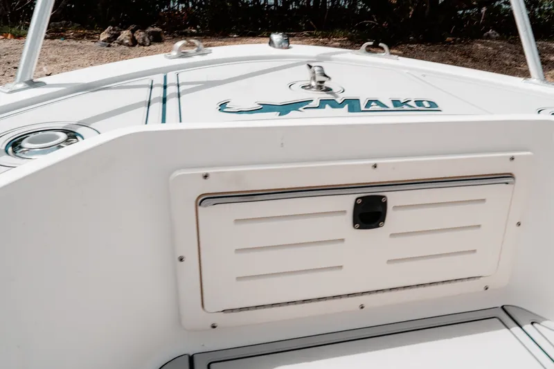 Slide: The Image of 1996 Mako 231 Center Console boat interior with logo and storage compartment. - 33