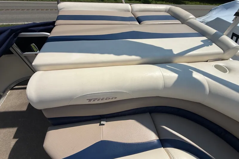 Slide: The Image of 2006 Triton Summit Pontoon 220 T Platinum with beige and blue seating. - 15