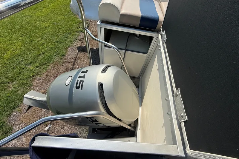 Slide: The Image of 2006 Triton Summit Pontoon 220 T Platinum with Honda 115 outboard motor. - 19