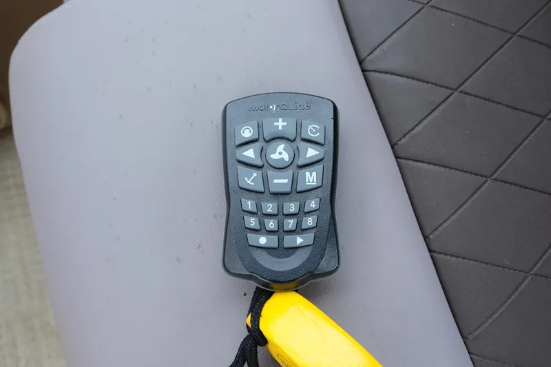Slide: The Image of Remote control on Bennington 21 SLXP boat seat, 2018 model. - 13