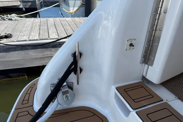 Slide: The Image of 1996 Sea Ray 450 Sundancer boat deck with cleat and rope, docked at marina. - 11