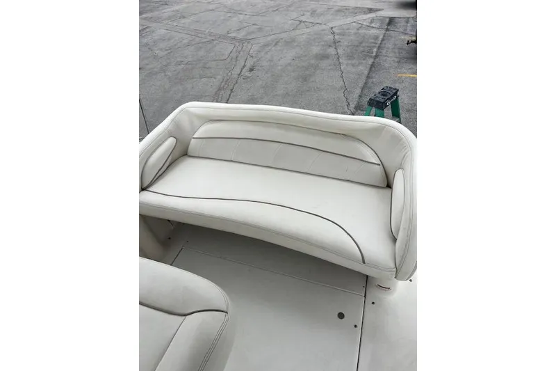 Slide: The Image of White leather seating on a 2000 Larson Cabrio 254 boat. - 15