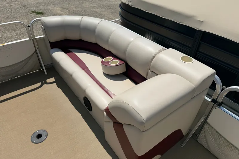 Slide: The Image of 2005 Tahoe Pontoon Sierra 20' boat with beige and maroon seating, cup holders. - 4
