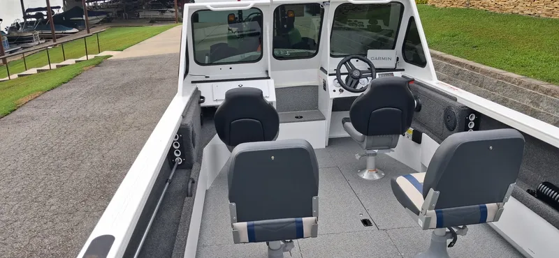 Slide: The Image of Crestliner 1850 Commander Elite 2026 - 7