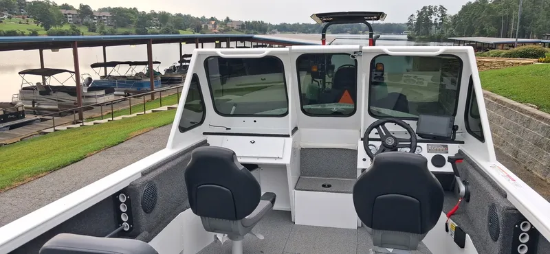 Slide: The Image of Crestliner 1850 Commander Elite 2026 - 14