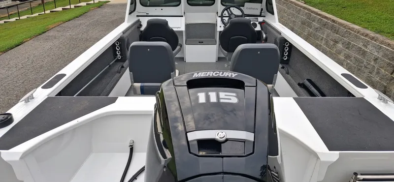 Slide: The Image of Crestliner 1850 Commander Elite 2026 - 6