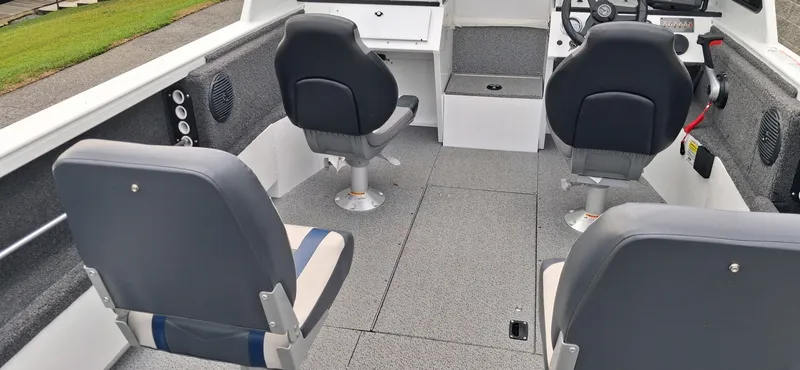 Slide: The Image of Crestliner 1850 Commander Elite 2026 - 13