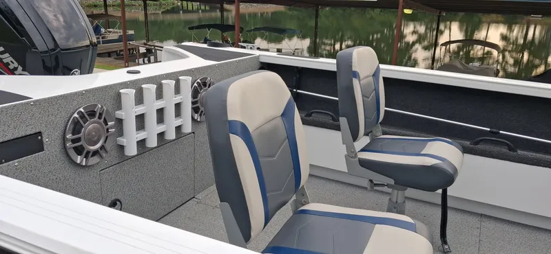 Slide: The Image of Crestliner 1850 Commander Elite 2026 - 10