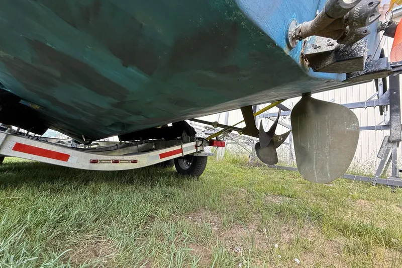 Slide: The Image of 2006 Baha Cruiser 299 SF boat on trailer, showing propeller and rudder. - 18