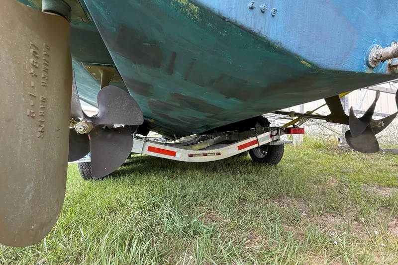 Slide: The Image of Underneath view of a 2006 Baha Cruiser 299 SF boat on a trailer. - 17