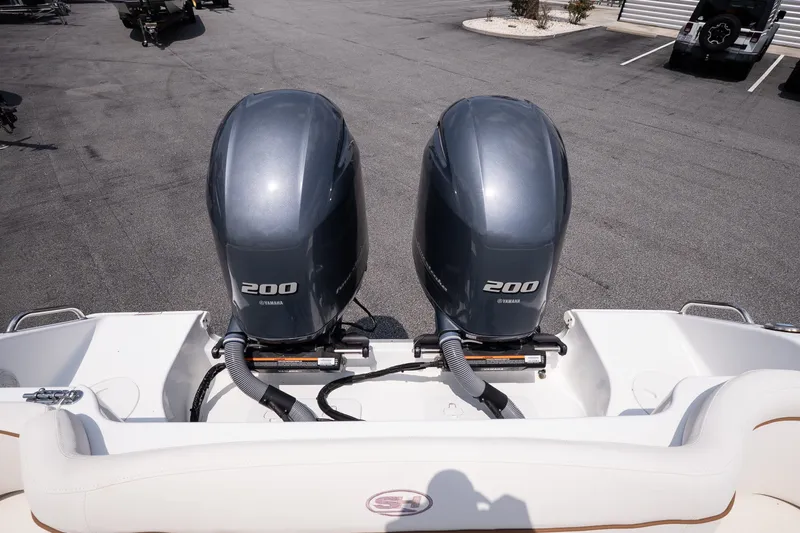 Slide: The Image of 2022 Sea Hunt Ultra 265SE boat with dual Yamaha 200 engines. - 16
