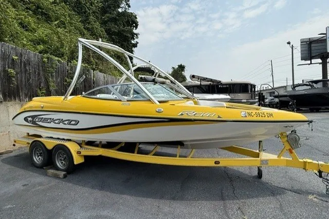 The Image of Yellow 2009 Gekko Revo boat on trailer, parked outdoors. - 1